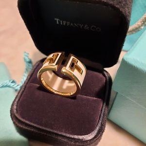 Rare, limited edition 18K Yellow gold and white ceramic T Two wide ring sz 6